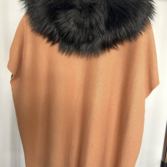 Michael Kors - Two classic ponchos with interchangeable faux-fur trim hood - Picture 2 of 7